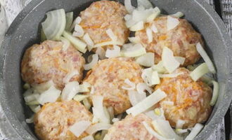 Finely chop the second half of the onion and sprinkle on top of the cutlets.