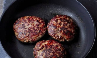 Pour vegetable oil into a hot frying pan and fry the cutlets over high heat on both sides. Then reduce the heat, cover the pan with a lid and simmer the cutlets until cooked.