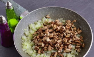 Wash the champignons, chop and add to the pan with the onions, continue frying for another 10 minutes.