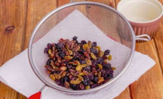 Sort the raisins, wash and dry. Mix raisins with a tablespoon of flour.