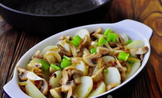 Cut the potatoes in half and place them in a baking dish. Place fried mushrooms and onions on top of the potatoes.