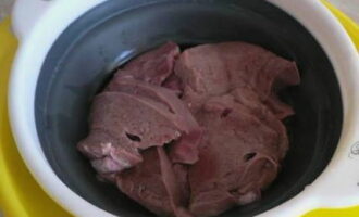 How to cook pork liver in sour cream and onions in a frying pan? We remove the films from the liver, remove the veins and rinse thoroughly. We cut it into medium-sized pieces and put it in a colander. Boil water and scald the liver to keep it soft.