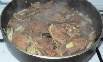 Mix the liver with onions and fry for a few more minutes.