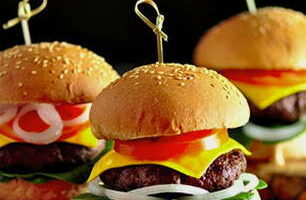 If, when pierced, clear juice comes out of the cutlets, then they are ready and you can proceed to assembling the burger.