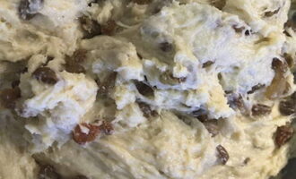 Add raisins to the risen dough, mix well and leave for 10 minutes. Grease baking dishes with olive oil and fill them 1/3 full with dough. Leave the dough in the molds for another 10-15 minutes. 