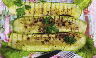 Masak zucchini di atas arang panas sehingga lembut, pusingkannya sekali-sekala. Hidangkan zucchini yang dibakar panas.