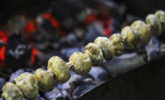 Rijg vervolgens de gemarineerde champignons aan spiesjes en bak ze in 15-20 minuten goudbruin op de grill. Champignons kunnen warm of gekoeld geserveerd worden.