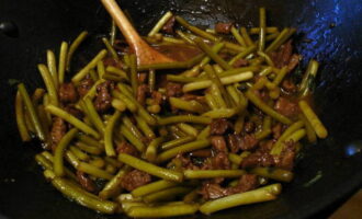 After this, pour in the prepared sauce and bring it to a boil. Then reduce the heat and simmer the dish for 5 minutes over low heat.As a result, you will have tender shoots of garlic with pieces of meat in a spicy-sweet sauce. 