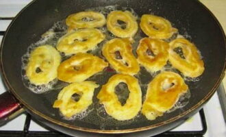 Fry the rings for 1-2 minutes on each side.