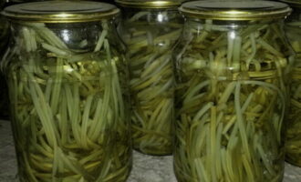 Seam the jars using a seaming machine. After 30 days, wild garlic can be eaten as a salad or served with meat. Crushed by hand, it can also be added to food. 