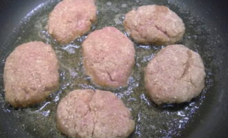 Frite as costeletas em óleo vegetal até dourar dos dois lados.