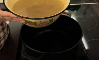 Pour the fish broth back into the pan, add salt to taste, cover with a lid and put on fire. 