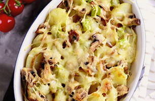 Serve potatoes baked with mushrooms hot. If desired, you can top the dish with cream.