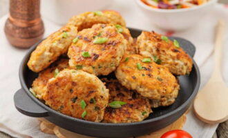 Bake the cutlets in the oven at 200 degrees for 25-30 minutes. When they are nicely browned, remove them from the oven, cool and serve with a side dish of your choice.