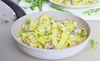 Boil the fettuccine in plenty of water until tender. In a preheated frying pan, mix the sauce and pasta, fry for 2-3 minutes and serve. 