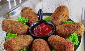 Fry lean buckwheat cutlets in vegetable oil on all sides. Blot the finished cutlets from fat on paper napkins and serve with a salad of fresh vegetables.