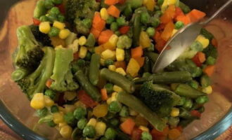 Prepare the defrosted vegetable mixture. It should contain peas, corn, broccoli, carrots and asparagus.