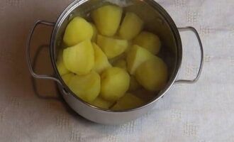 How to make mashed potato cutlets? Peel the potatoes and cut them into 5 equal parts. Place the potatoes in a saucepan and pour water into it: you want the water to completely cover the potatoes. Place the pan on high heat. We wait until the water starts to boil and reduce the heat. Then remove the foam, add salt and cover again. Leave the potatoes to cook for 15-20 minutes. 