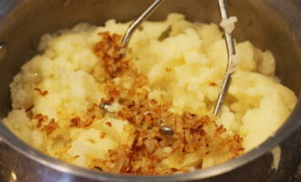 Mix the puree and onion together until we get a relatively homogeneous mass in color and composition.If you want, you can add spices.   