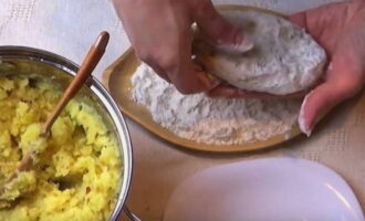 The puree needs to cool, so leave it for 30 minutes at room temperature. After this, form cutlets from the puree. They need to be rolled in flour. Sprinkle flour on a cutting board or other container and wrap both sides in flour. 