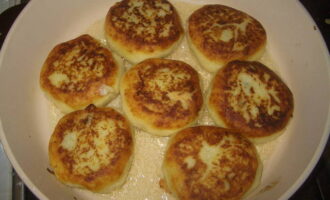 Fry the resulting cutlets in a frying pan greased with butter. It's best to cook over medium heat. The potatoes have already been boiled, so now the cutlets just need to be given a golden blush. This will take about 2 minutes to sear each side. Bon appetit! 