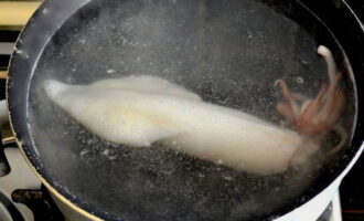 How to cook squid in sour cream sauce? Rinse the carcasses and place in boiling water with a tablespoon of salt. You need to cook them for literally a minute and immediately remove them from the water. 