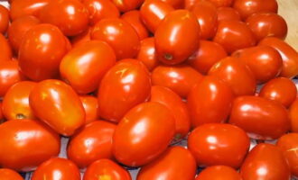 How to prepare sweet pickled tomatoes for the winter in liter jars? We thoroughly wash the tomatoes and place them on a towel to absorb excess liquid.