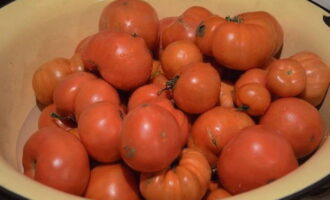 How to make finger-licking ketchup from tomatoes and apples for the winter at home? We wash the tomatoes well and cut them into large slices, which we immediately place in the pan.