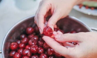 Kā pagatavot vienkāršu ķiršu ievārījumu ziemai? Nomazgājam ogas un uzmanīgi izņemam sēklas. To var izdarīt ar rokām vai ar matadatu.