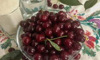 Wie bereitet man Kirschkompott für den Winter im 3-Liter-Glas zu? Waschen Sie die Beeren gründlich unter Wasser. Zweige und Blätter von der Kirsche entfernen.