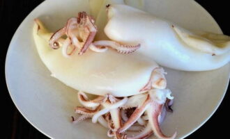 Rinse seafood with ice water, remove films and entrails and cut into rings. 