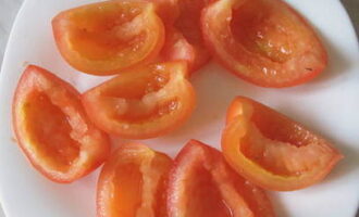 Cut the vegetables in half, cut out the place where the stalk was attached, and remove the seeds from the tomato halves. This is easy to do with a teaspoon.