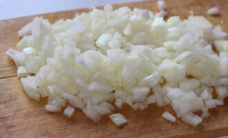 How to simply and deliciously cook pasta with stew? Remove the peel from the onion and wash it. Then chop finely.