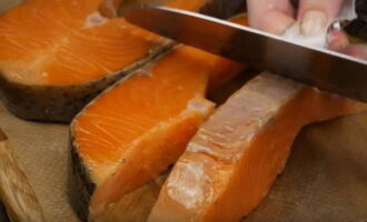 How to cook salmon in cream sauce? Take red fish steaks and cut them in half along the ridge. Cut off the skin and remove the bones.