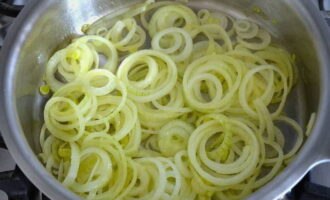 Cut the onion into rings and fry in oil. 