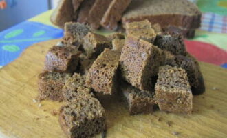 How to make homemade bread kvass in a 3-liter jar? Cut the bread into equal cubes with sides about 2 centimeters.