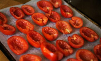 Place the tomato halves on a baking sheet, cut side up, close to each other. Sprinkle vegetables with salt, sugar, granulated garlic and freshly ground pepper.