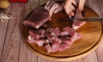 Como preparar em casa carne de porco com abacaxi ao molho agridoce? Lavamos a carne, secamos e cortamos em rodelas pequenas.