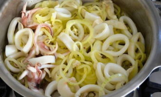 When the vegetables are slightly browned, add the squid meat and cook for a few minutes. 