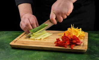 Cut the cucumber, pepper and carrots into thin strips.