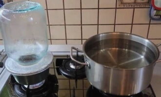 Wie bereitet man Aprikosenkompott mit Kernen für den Winter zu? Sterilisieren Sie zunächst das Glas und kochen Sie den Deckel darauf. Damit das Kompott den ganzen Winter über haltbar ist, ist es besser, einen Metalldeckel zu nehmen, da dieser luftdichter ist. 