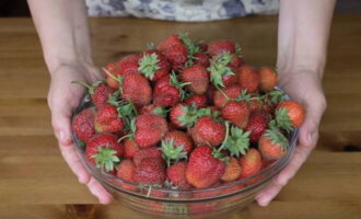 ¿Cómo hacer mermelada de fresas silvestres para el invierno? Clasifique las bayas y enjuáguelas cuidadosamente con agua corriente. Esto debe hacerse antes de recoger los tallos; de lo contrario, las bayas se saturarán demasiado de agua y podrían convertirse en papilla.