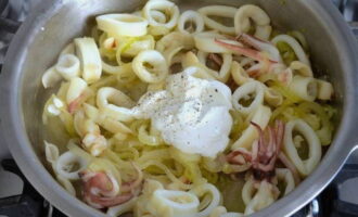 Add sour cream, half a tablespoon of salt and the required amount of pepper to the contents of the frying pan. Stir and cook for about 5 minutes, lowering the heat and removing the lid. 