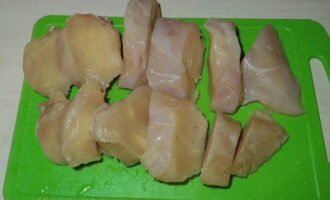 How to cook juicy chicken fillet chops in a frying pan? Rinse the chicken and pat dry with paper towels so that there is no excess moisture left, which will be released during frying and cool the sunflower oil. Cut the prepared fillet across the grain. The thickness of each piece should not be more than 2 cm.