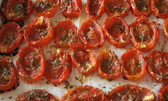 Add a little olive oil to each tomato half. Simmer the tomatoes for about 2 hours in the oven, turned on at 120 degrees, with the door ajar. After the specified time, reduce the heat to 100 degrees and continue drying for about 2-3 hours. 