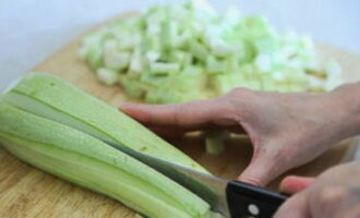 How to cook vegetable stew with zucchini? Carefully wash the zucchini and cut them into small cubes. It is not necessary to remove the thin peel.