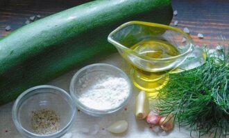 ¿Cómo cocinar calabacines en una sartén de forma rápida y sabrosa? Lavamos con cuidado las verduras. Mida la cantidad requerida de ingredientes restantes.