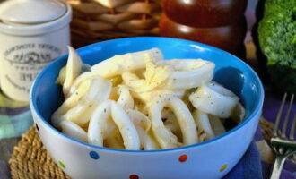 You can serve squid with onions and sour cream as a hot or cold appetizer, garnished with herbs. 