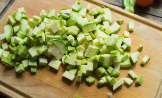 ¿Cómo cocinar guiso de verduras con berenjenas y calabacines? Lavar los calabacines y cortarlos en cubos pequeños. Si es joven, no es necesario limpiarlo ni quitarle las semillas.