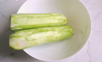 Come cucinare deliziose frittelle di zucchine con formaggio in padella? Laviamo bene le zucchine sbucciate e le asciughiamo con un canovaccio di cotone.